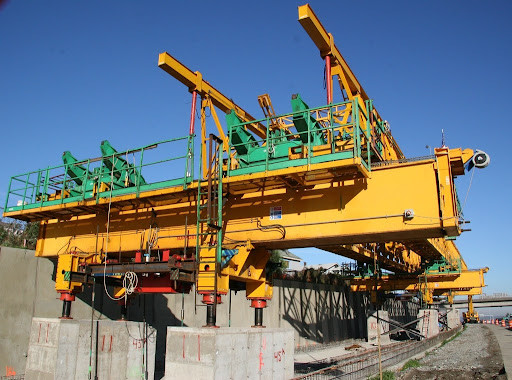 overhead gantry crane lifting concrete