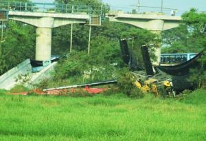 crane fell over in Mumbai